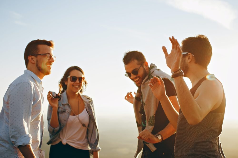 Amigos felizes e completos.