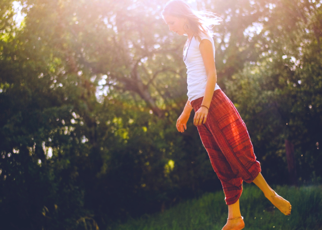 Um mulher se equilibrando, ela quer ter equilibro entre o corpo, a mente e o espiríto.