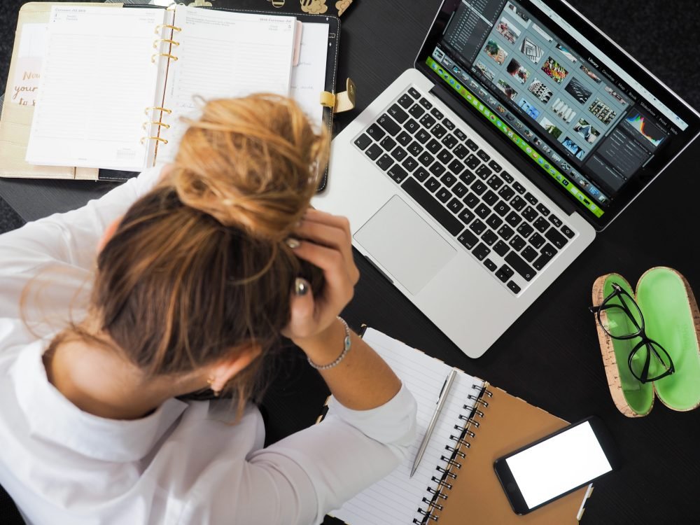 Uma mulher estressada no trabalho.