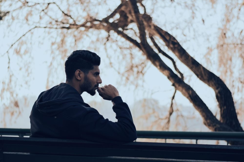 Um homem pensando sobre a sua vida mas tomando cuidar com o que acredita, pois nos momentos de crise, os piores pensamentos vem à mente.