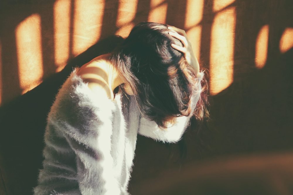 Uma mulher triste pois ela pensa muitas coisas negativas.