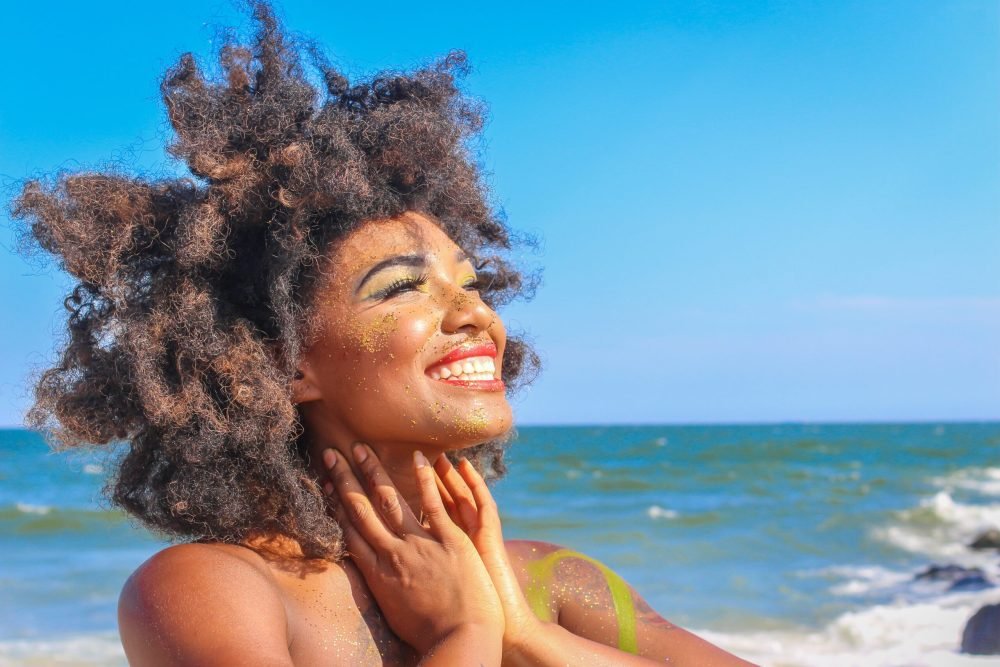 Uma mulher feliz pois ela é a sua prioridade na vida.